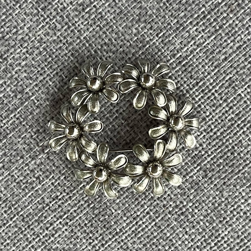 Vintage Silver Tone Daisy Floral Brooch Pin – Round Wreath Design